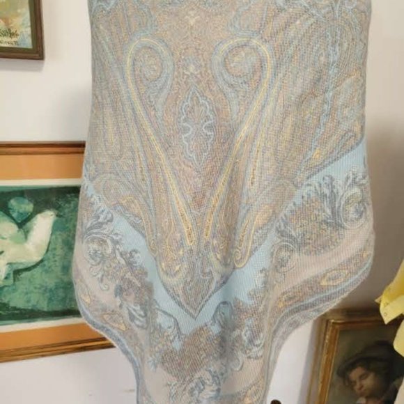 Pale Blue Silk Wool blend Wrap/Shawl in Blue and Grey Paisley Print - Picture 5 of 6